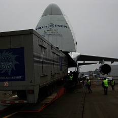 Погрузка силового модуля мобильной ГТЭС на борт АН-124 «Руслан» (Домодедово, Москва)
